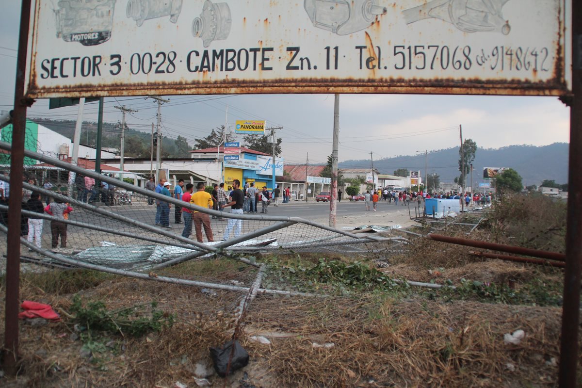Parte de la malla que fue derribada por vecinos en la zona 7 de Huehuetenango. (Foto Prensa Libre: Mike Castillo)