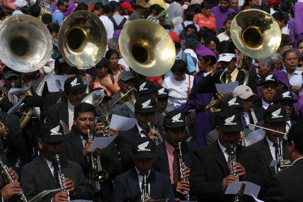 Músicos acompañan cortejo procesional en Antigua Guatemala.
