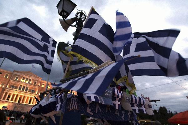 Mientras el gobierno de Grecia rechaza el ultimátum emitido por la eurozona, se fortalece el nacionalismo y el apoyo del pueblo griego a sus líderes. (Foto Prensa Libre:EFE)