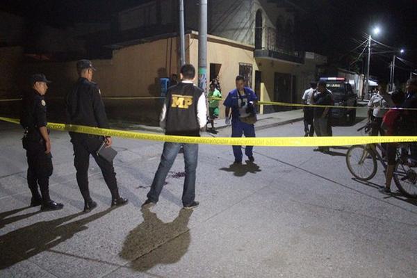 Agentes custodian el área donde resultaron heridas de bala cuatro personas, en Jalapa. (Foto Prensa Libre: Hugo Oliva)