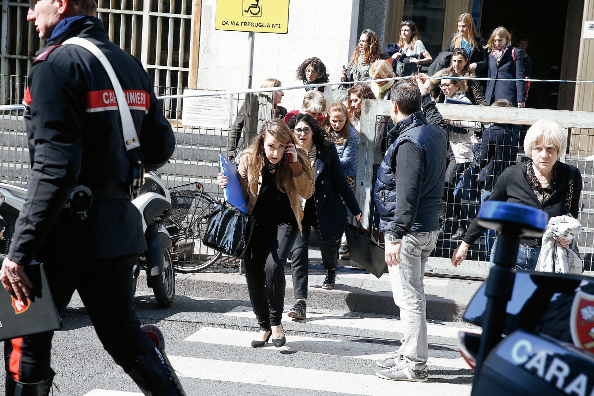Empleados fueron evacuados. (Foto Prensa Libre:AP)