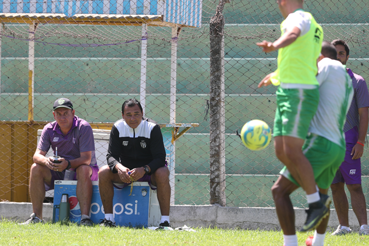 Mauricio Tapia, entrenador de Antigua GFC ha negado que su equipo se encuentre en crisis. (Foto Prensa Libre: Hemeroteca PL)