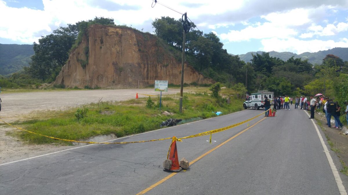El cuerpo de Quevedo quedó a pocos metros de la motocicleta en la que se movilizaba. (Foto: MP)