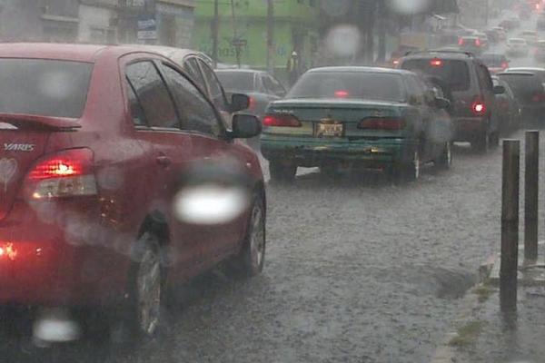 Una onda del este podría favorecer la lluvia. (Foto Prensa Libre: Archivo)
