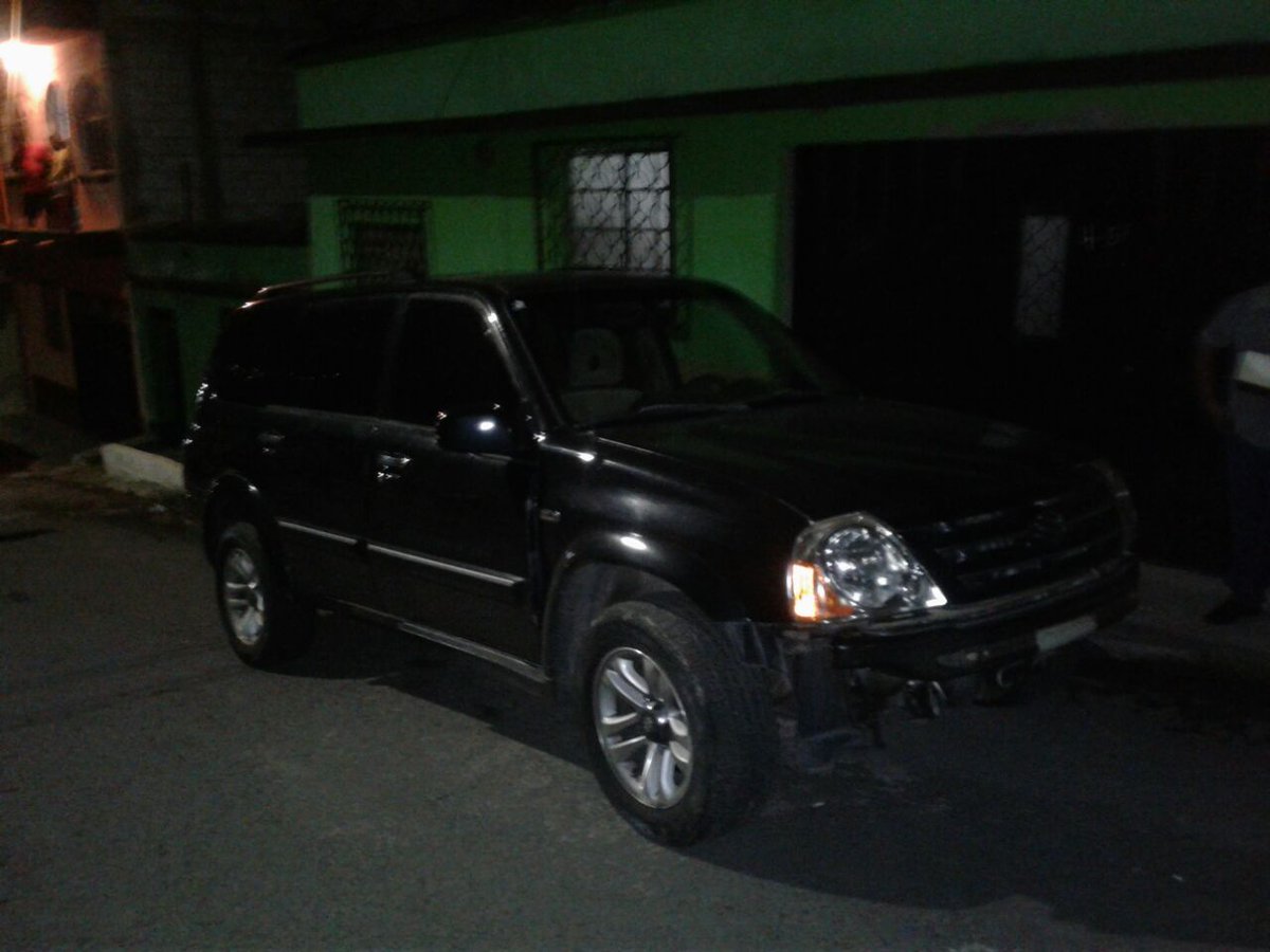 En esta camioneta pretendía huir los supuestos pandilleros, luego de estrangular a otro marero. (Foto Prensa Libre: PNC)