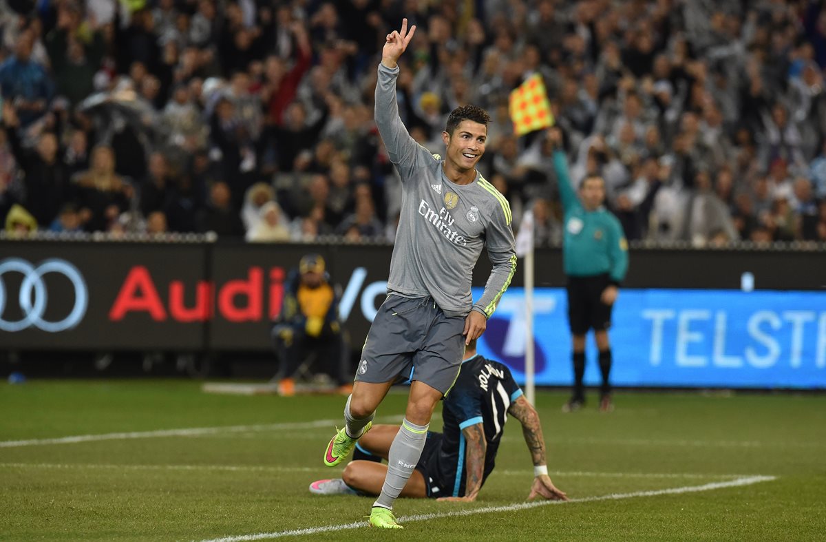 Cristiano Ronaldo saluda a sus fans luego de anotar frente al City. (Foto Prensa Libre: AFP)