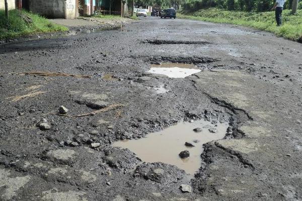 Un tramo de ocho kilómetros tiene agujeros de más de dos metros de largo, por lo que  es necesario reconstruir la carretera. (Foto Prensa Libre: Carlos Paredes)