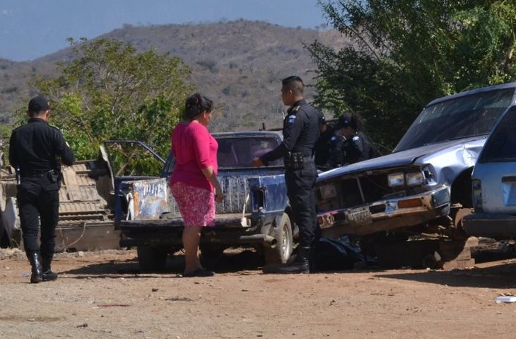 Una familiar de la víctima llegó a reconocer el cadáver del hombre. (Foto Prensa Libre: Mario Morales)