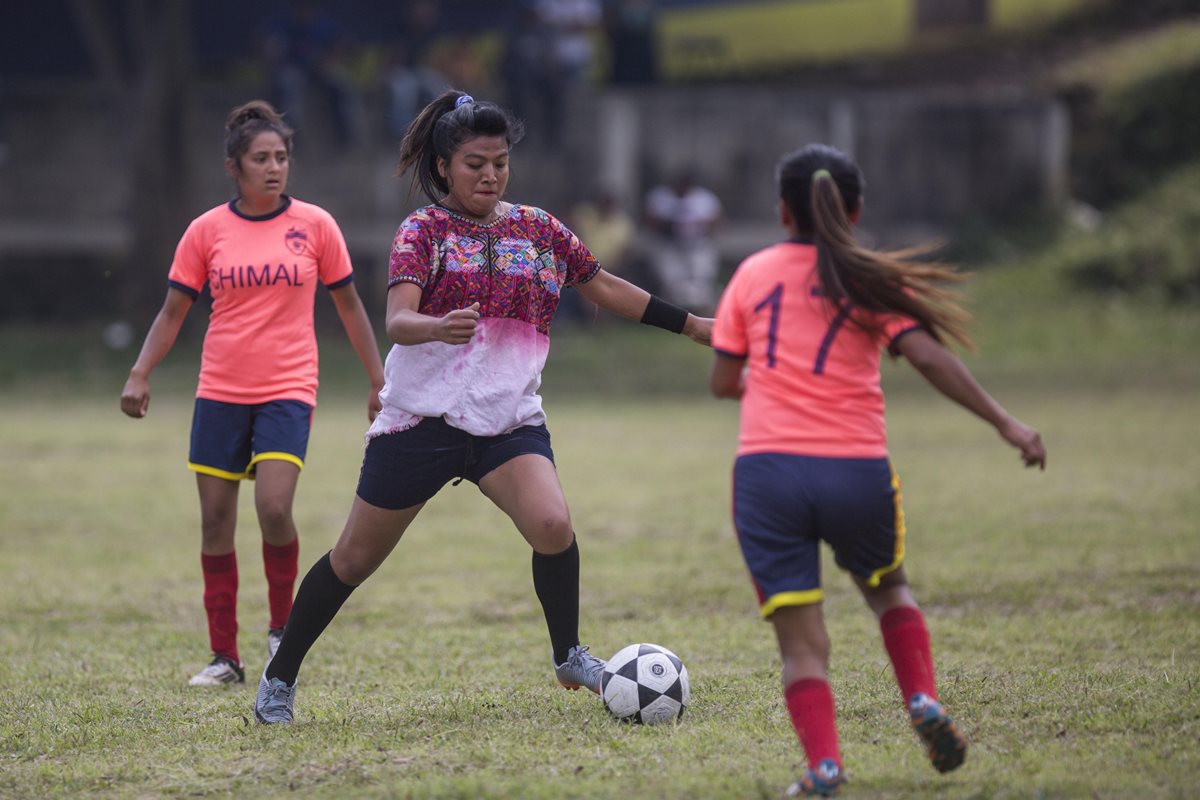 Integrantes del equipo de futbol de la aldea indígena Xejuyup, durante un partido amistoso contra la academia del departamento de Chimaltenango, en Nahualá. (Foto Prensa Libre: EFE)