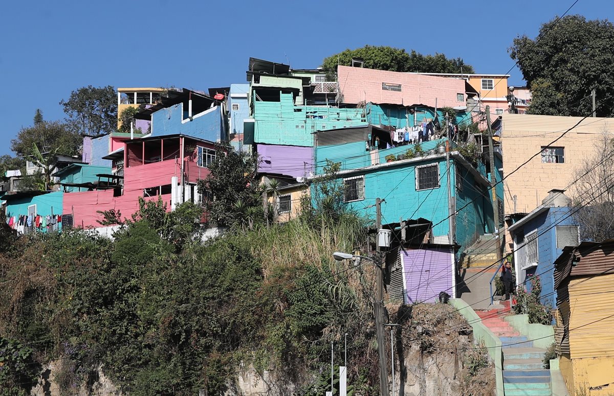 Residentes de El Cenicero dicen que las casas fueron pintadas por la actual administración, pero se olvidaron de resolver los problemas reales. (Foto Prensa Libre: Érick Ávila)