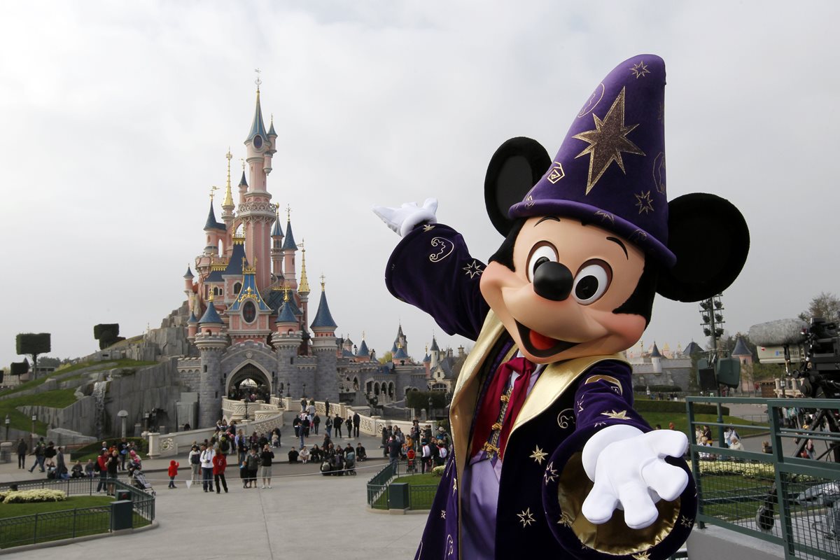 Los parques de Disney reciben miles de visitantes al día. (Foto Prensa Libre: AFP).
