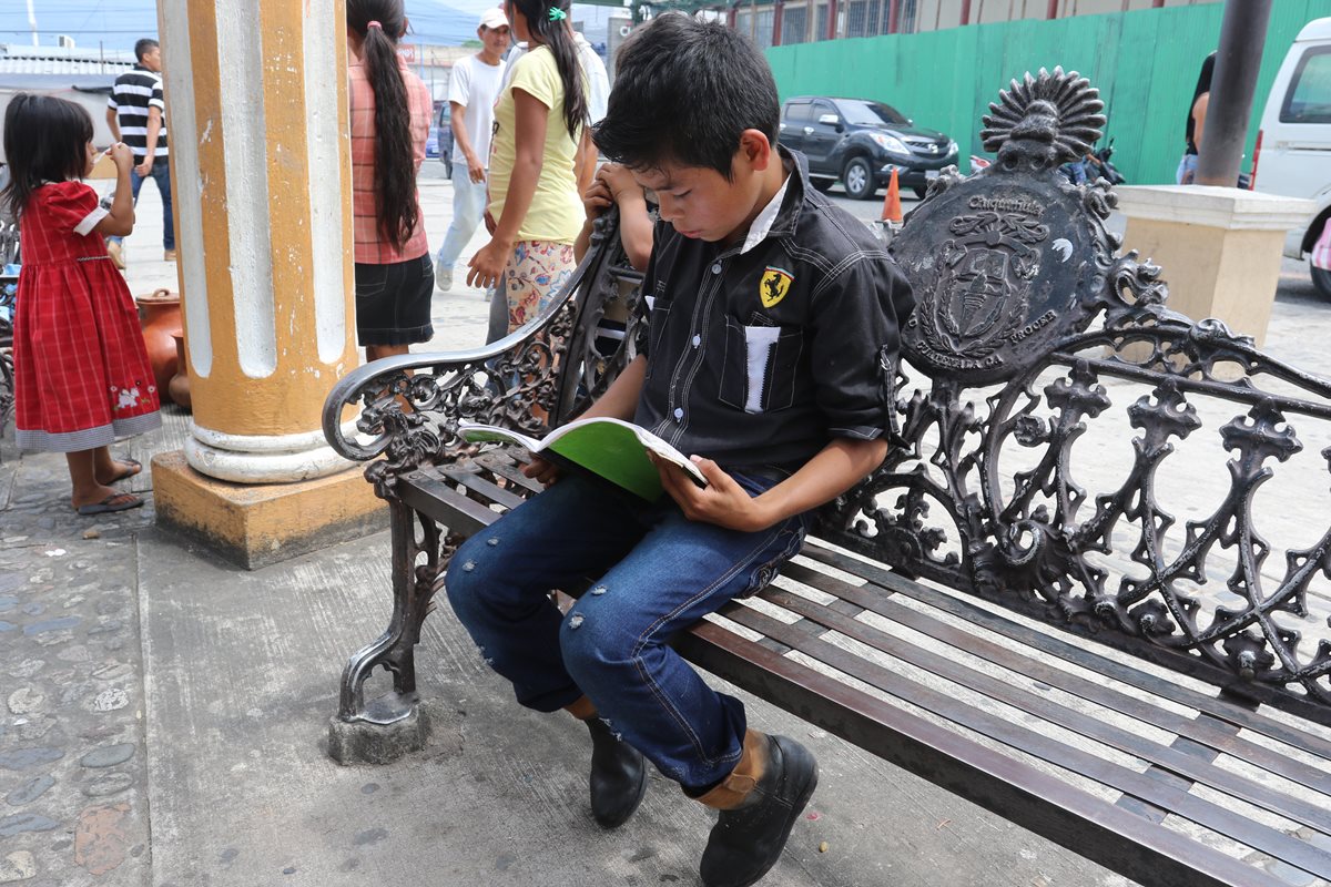 Magnolio Aquino, de 10 años, vive en Chiquimula y su historia trascendió luego de un incidente con un agente de la PMT. (Foto Prensa Libre: Edwin Paxtor