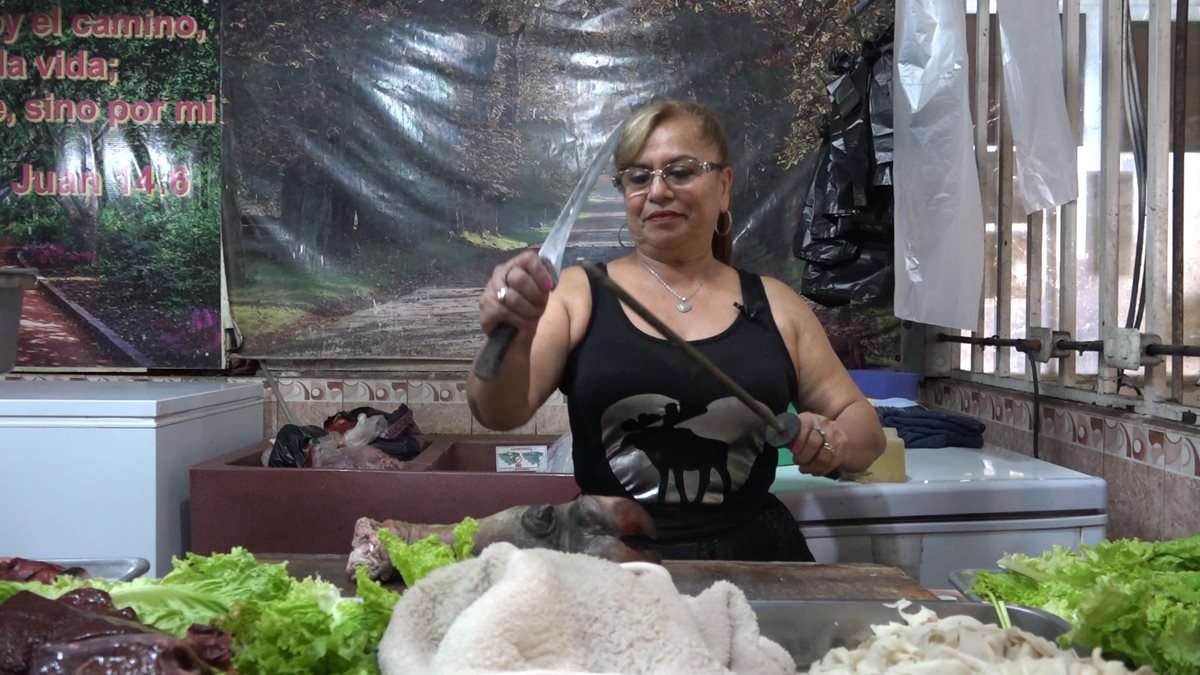 Olga Alicia Argueta ha sacado adelante a sus hijos con su negocio en La Terminal. (Foto Prensa Libre: Juan Carlos Rivera).