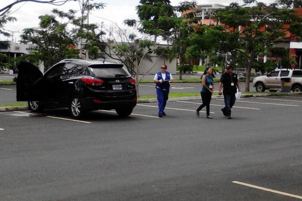 Peritos del<span>  </span>Ministerio Público buscan pistas de crimen, en Mazatenango, Suchitepéquez. (Foto Prensa Libre: Omar Méndez.