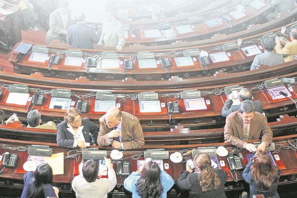 Estado de Calamidad mantiene entrampado al Legislativo. (Fotoarte Prensa Libre: Julio Lago M.)