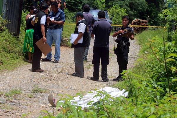 Un menor de 17 años fue asesinado en un camino de terracería de la aldea Santo Tomás de Castilla, Puerto Barrios, Izabal. (Foto Prensa Libre: Edwin Perdomo)<br _mce_bogus="1"/>