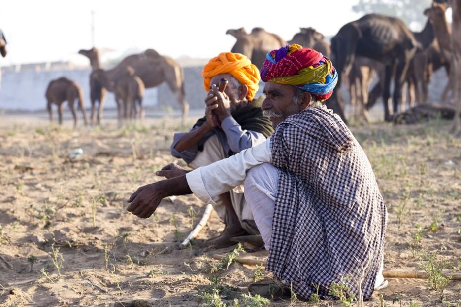 En India y otros países de Asia sentarse en cuclillas es normal para gente de todas las edades. GETTY
