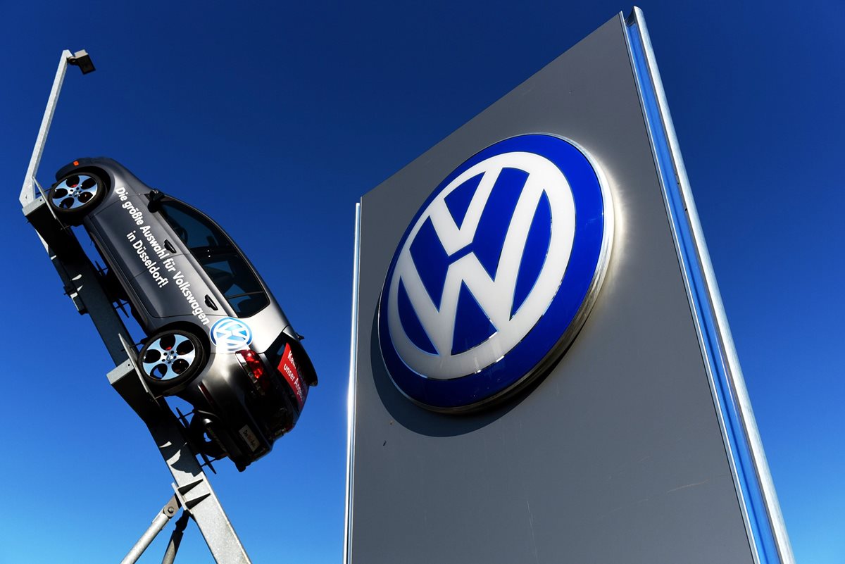 Logo en la entrada a la fábrica de Volkswagen en Alemania.  (PL- AFP)