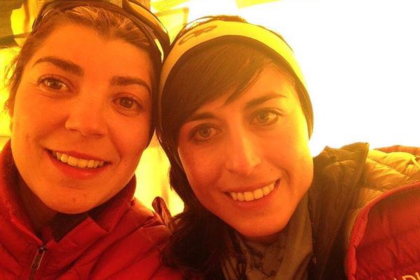 Bárbara Padilla -Izquierda- y Andrea Cardona -derecha- se encuentran en una expedición en el Everest. (Foto Prensa Libre: cortesía Bárbara Padilla)