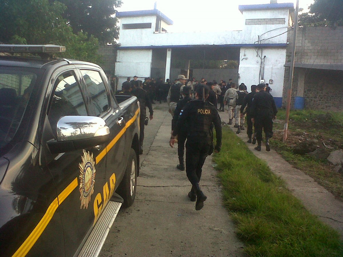 Fuerzas de seguridad efectúan requisa en El Boquerón, Cuilapa, Santa Rosa. (Foto Prensa Libre: Oswaldo Cardona)