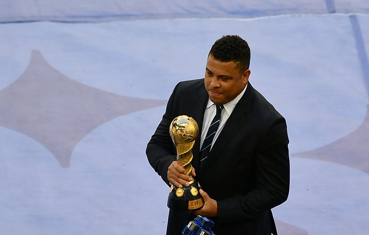 El brasileño Ronaldo muestra el trofeo que será entregado al campeón.