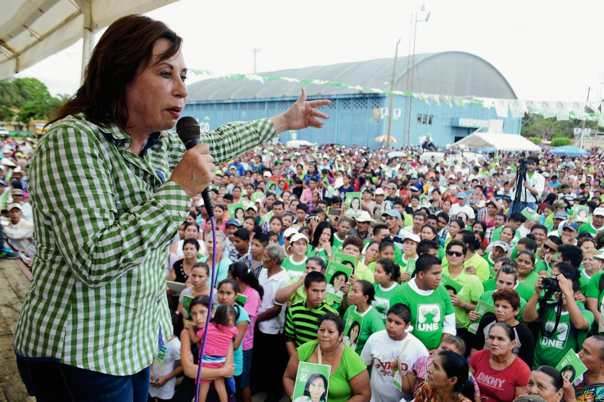 Sandra Torres, candidata a la Presidencia por la Unidad Nacional de la Esperanza, habló ante unas cuatro mil personas en Morales, Izabal. (Foto Prensa Libre: Edwin Perdomo)