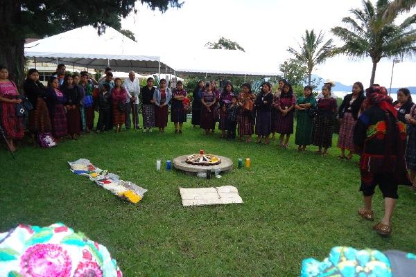 Ceremonia maya en la  clausura de  capacitación de mujeres de Sololá en liderazgo social.
