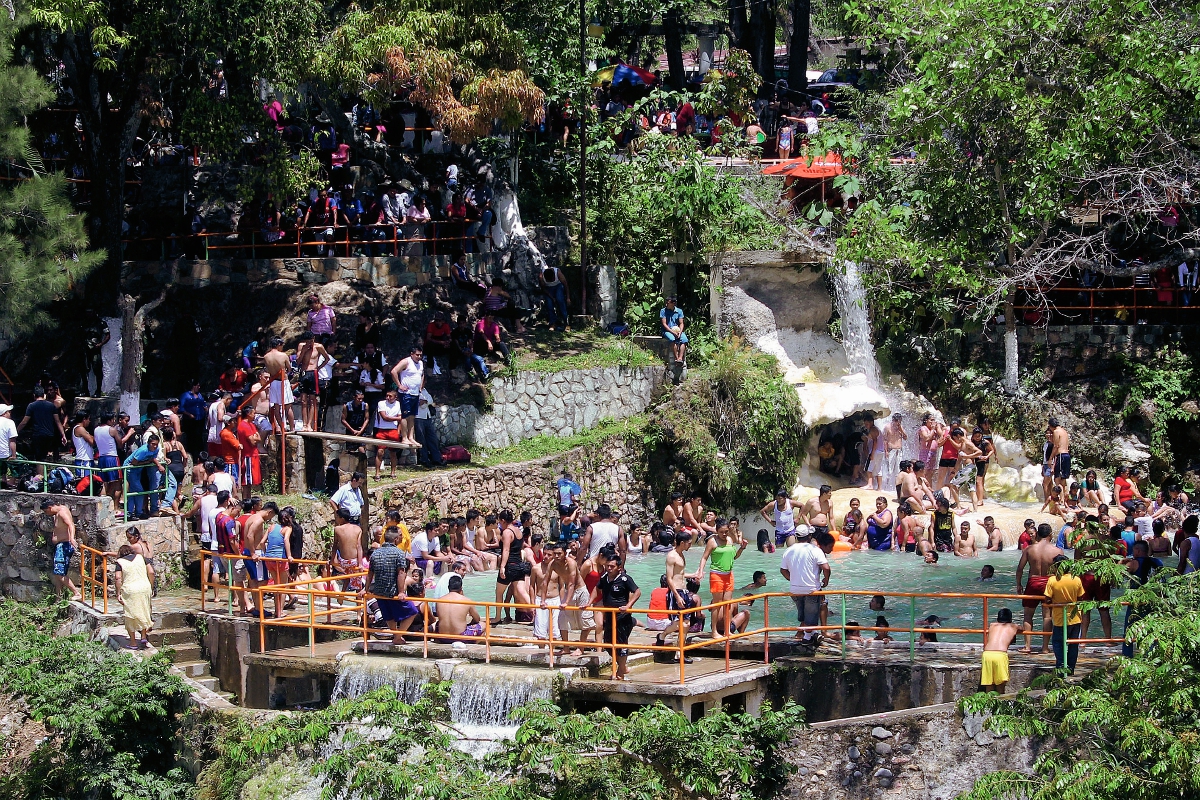 Decenas de  veraneantes disfrutan en las piscinas del balneario Los Chorros, en San Pedro Pinula, Jalapa. (Foto Prensa Libre: Hugo Oliva)