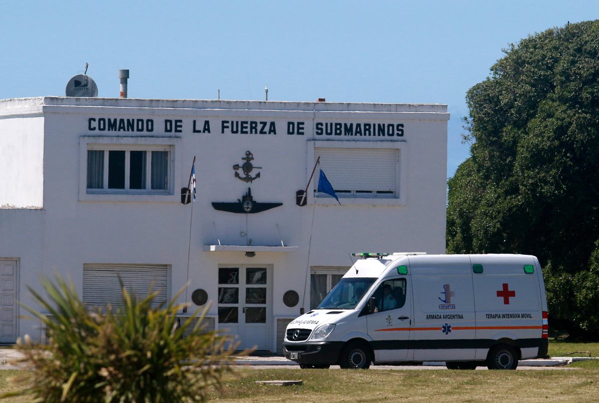 Vista de una ambulancia en la base naval de Mar del Plata, provincia de Buenos Aires, Argentina, donde continúa la búsqueda del submarino argentino ARA San Juan. (Foto Prensa Libre: EFE)