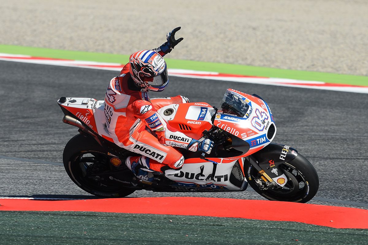 Andrea Dovizioso saluda a sus seguidores durante una de las vueltas en la pista. (Foto Prensa Libre: AFP)