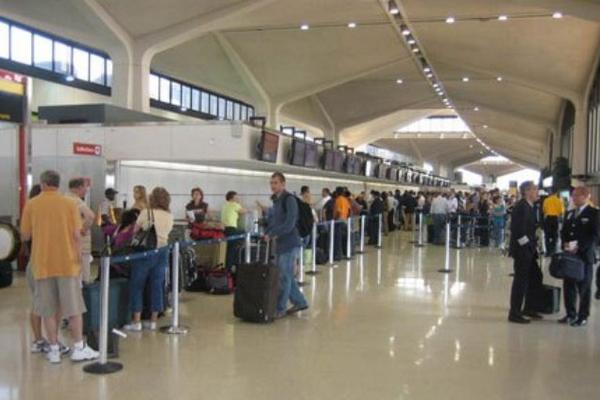 Interior del aeropuerto internacional Liberty de Newark, en New Jersey donde un guatemalteco golpeo a un desamparado. (Foto Prensa Libre: Archivo)