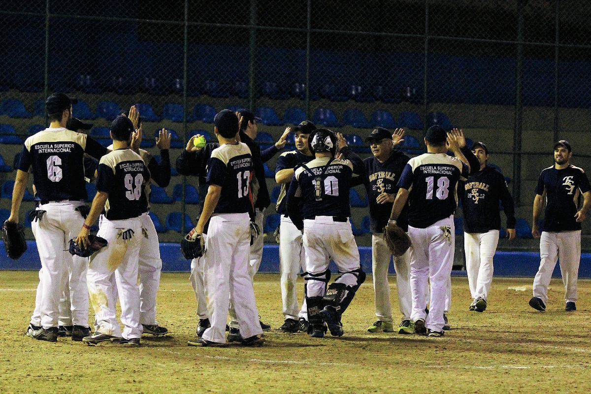 Los jugadores de ESI festejan luego de ganar el segundo triunfo. (Foto Prensa Libre: Cortesía Asosoft)