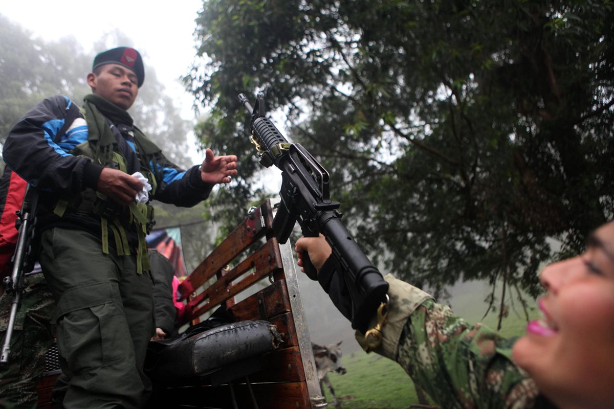 Guerrilleros de las FARC en un campo dentro de la selva donde aún se encuentran. (Foto Prensa Libre: EFE)