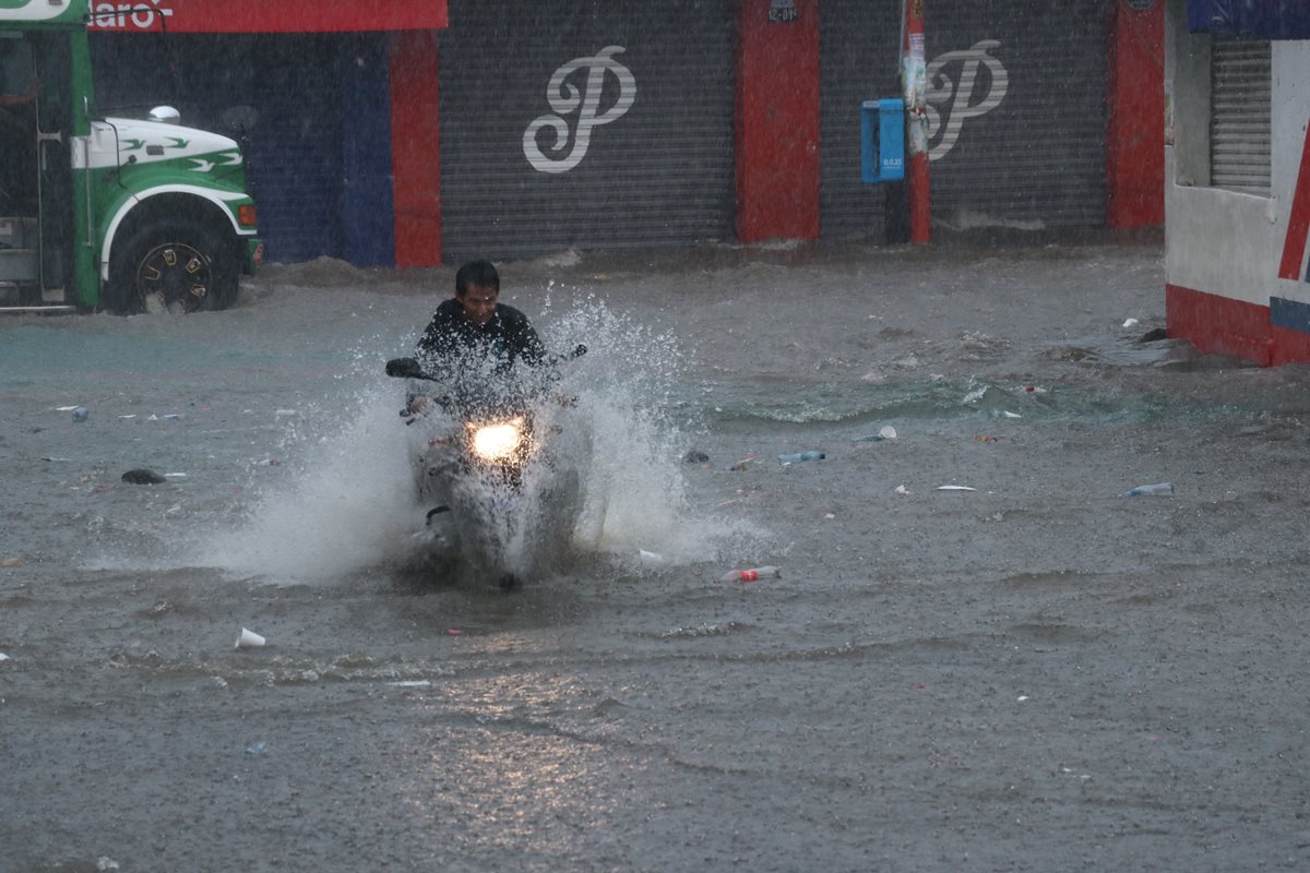 El agua acumulada en las calles alcanzó un metro de altura. (Foto Prensa Libre: Enrique Paredes)