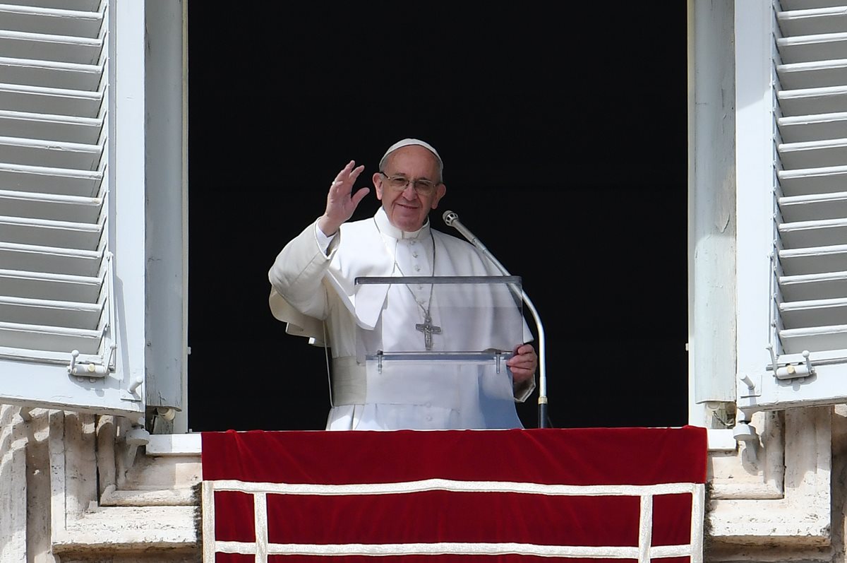 Hay que revisar la Biblia tanto como los celulares, dijo el Papa en su mensaje dominical. (Foto Prensa Libre: AFP)