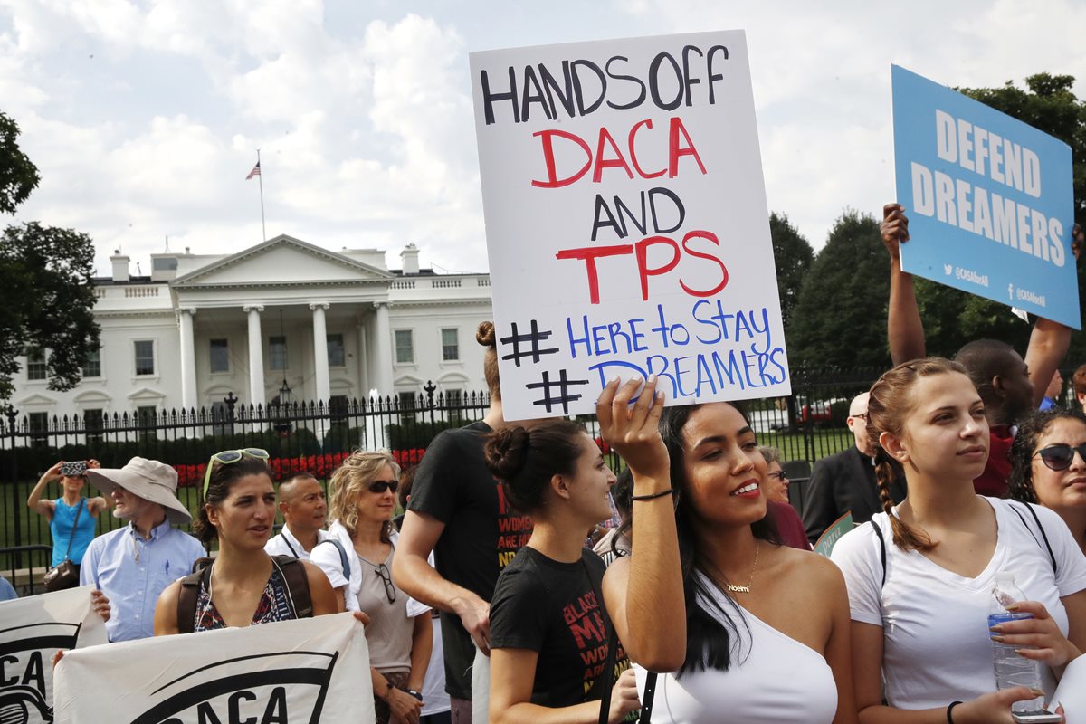 Estudiantes protestan en Virginia contra las medidas antimigratorias de Donald Trump. (Foto Prensa Libre: AP)