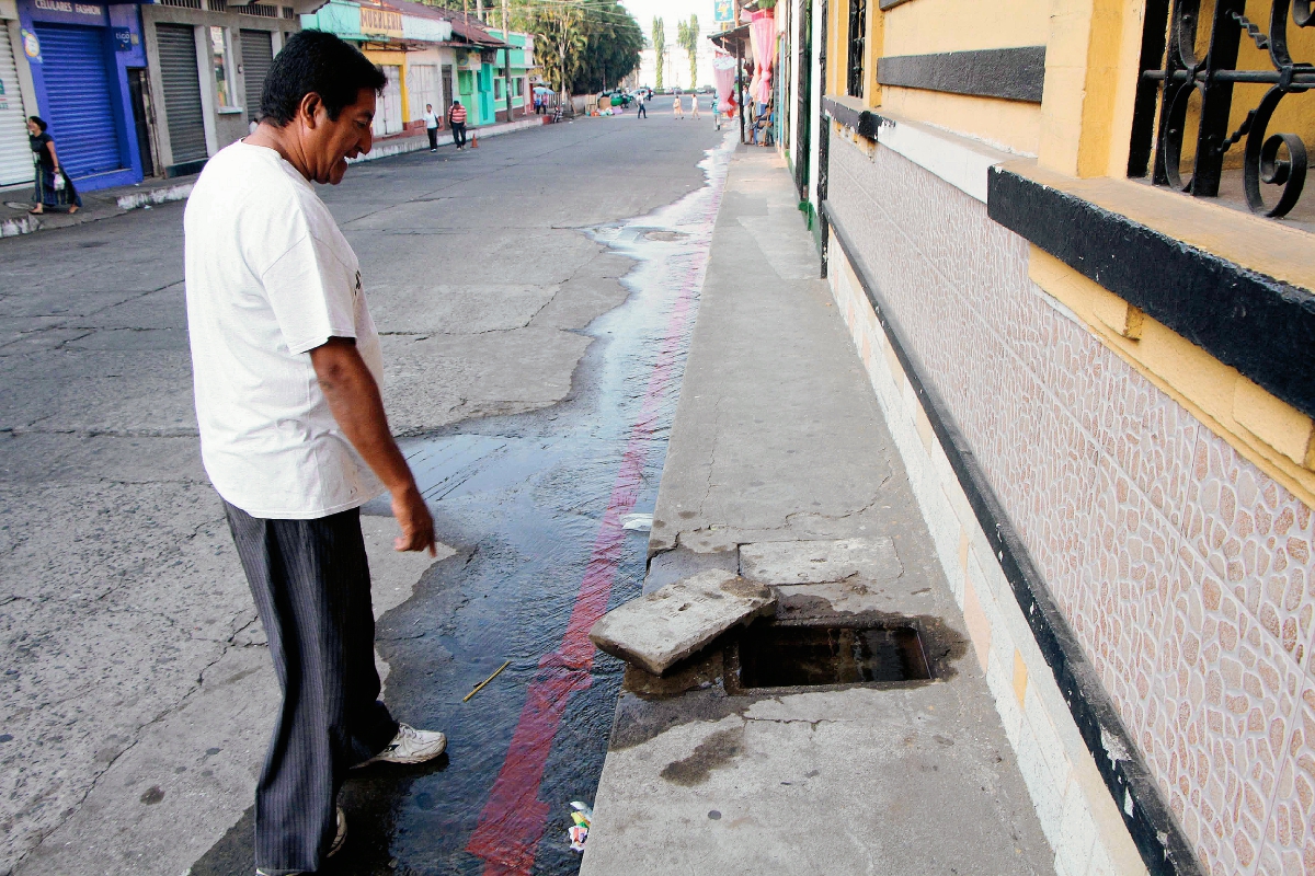 Un vecino afectado  observa como se desperdicia el agua en la 5ta. avenida "A" de la zona 1 de Retalhuleu. (Foto Prensa Libre: Rolando Miranda)