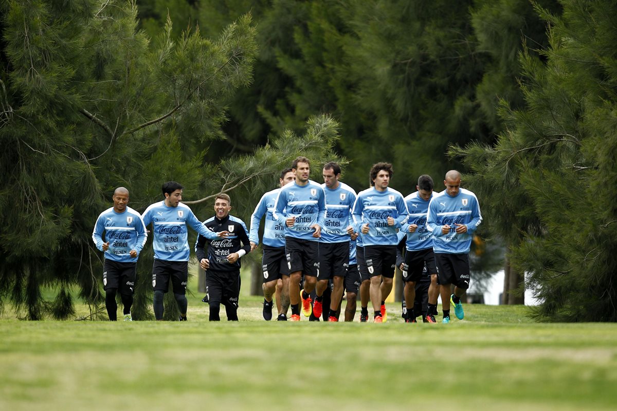Los seleccionados uruguayos se entrenaron esta tarde en Montevideo. (Foto Prensa Libre: EFE)