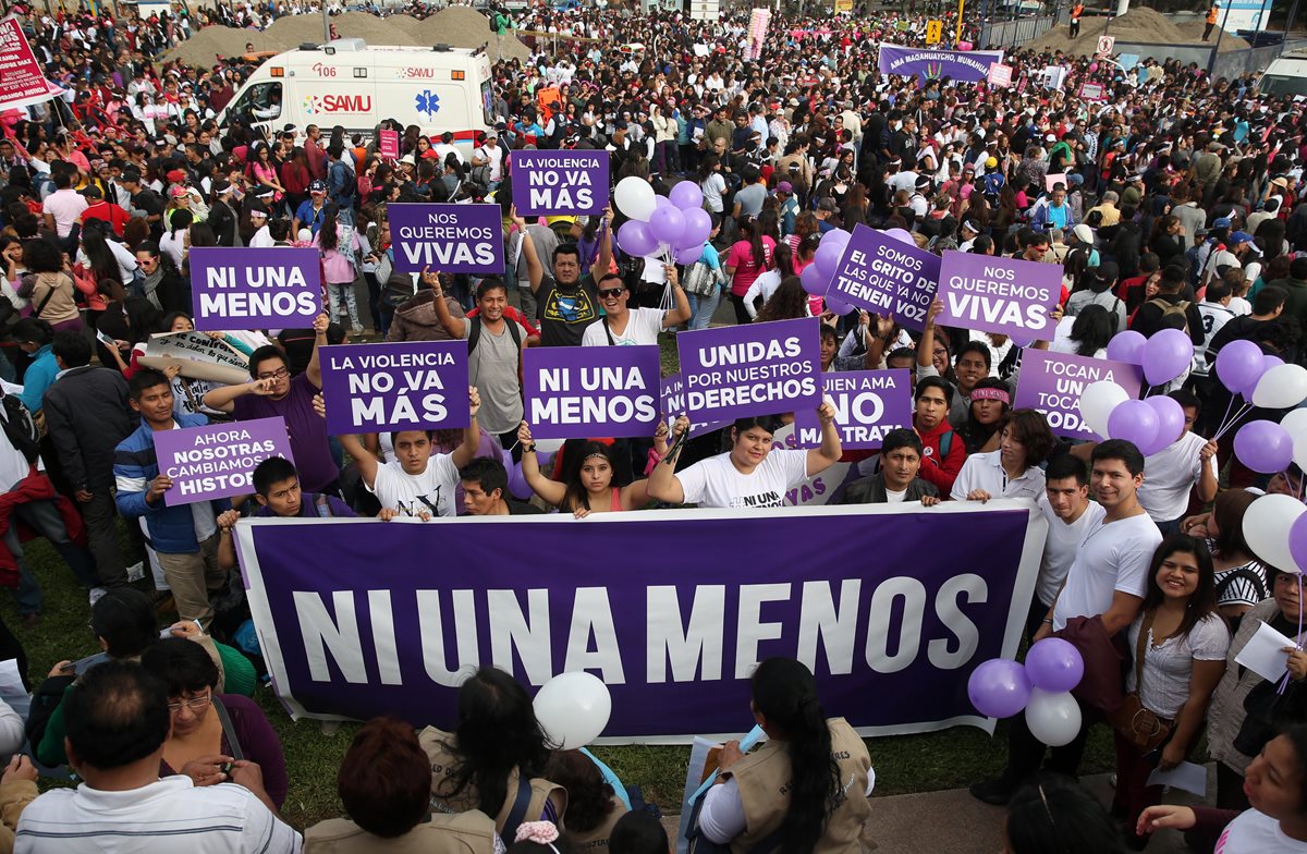 Mujeres participan en una marcha en Perú donde exigen el fin de la violencia contra la mujer. (Foto Prensa Libre: EFE).