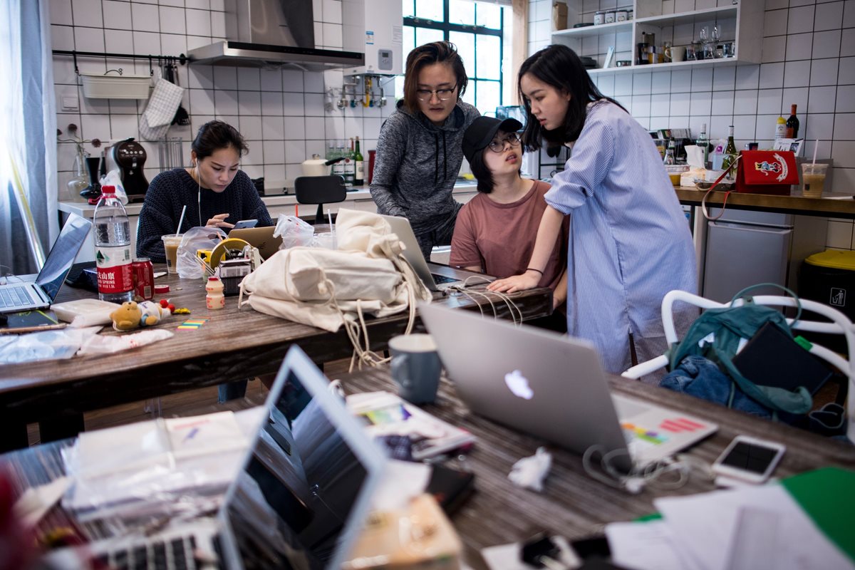 Muestra a los empleados de la empresa de e-commerce "gogoand" que trabajan en su sitio web en Shanghai. (Foto Prensa Libre: AFP)