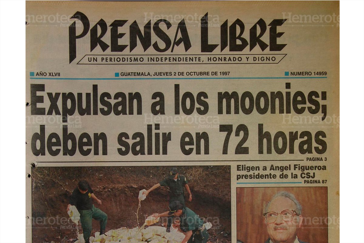 Portada del  4/10/1997 Prensa Libre informó sobre la expulsión de los miembros de la secta coreana Moon. (Foto: Hemeroteca PL)