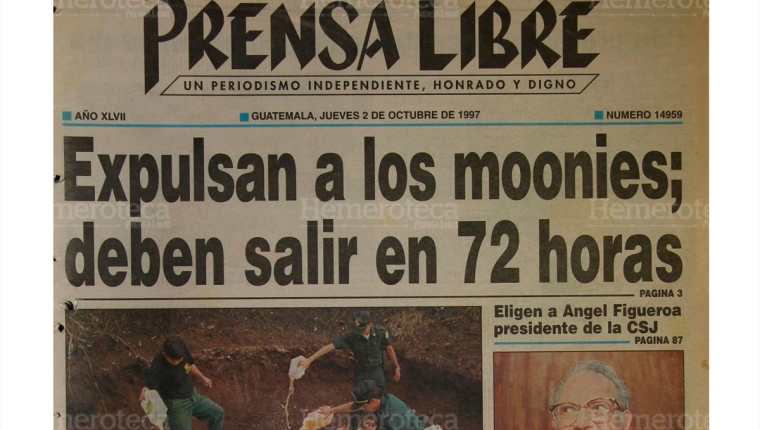 Portada del  4/10/1997 Prensa Libre informó sobre la expulsión de los miembros de la secta coreana Moon. (Foto: Hemeroteca PL)