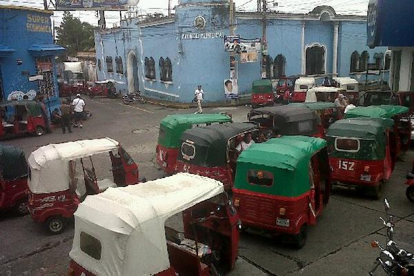 Mototaxistas de Mazatenango durante la protesta que realizan en la cabecera departamental. (Foto Prensa Libre: Danilo López)<br _mce_bogus="1"/>