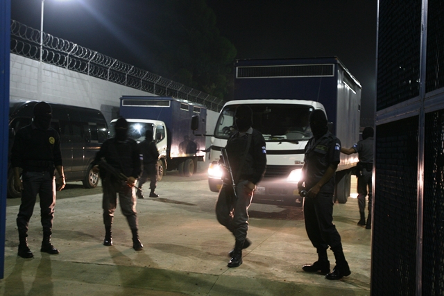 Pandilleros del Barrio 18 fueron trasladados a la cárcel de máxima seguridad El Infiernito, Escuintla. (Foto Prensa Libre: Hemeroteca PL)
