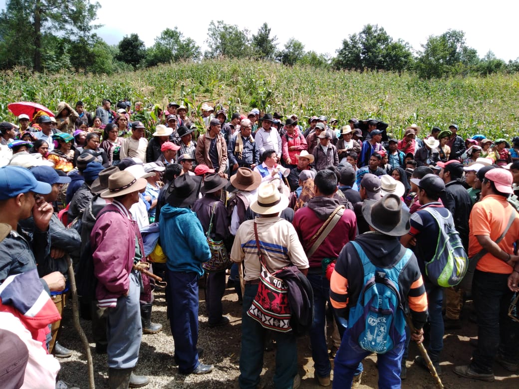 Pobladores de Batzulá se enfrentaron a vecinos de Chiul, Cunén, Quiché, por un proyecto de agua entubada. (Foto Prensa Libre: Héctor Cordero)