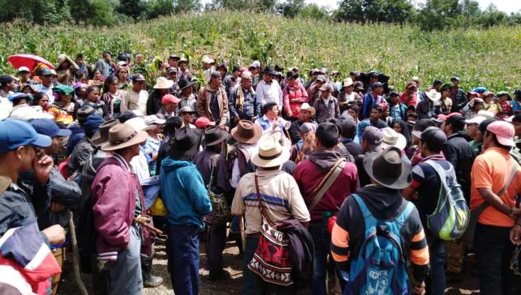 Pobladores de Batzulá se enfrentaron a vecinos de Chiul, Cunén, Quiché, por un proyecto de agua entubada. (Foto Prensa Libre: Héctor Cordero)