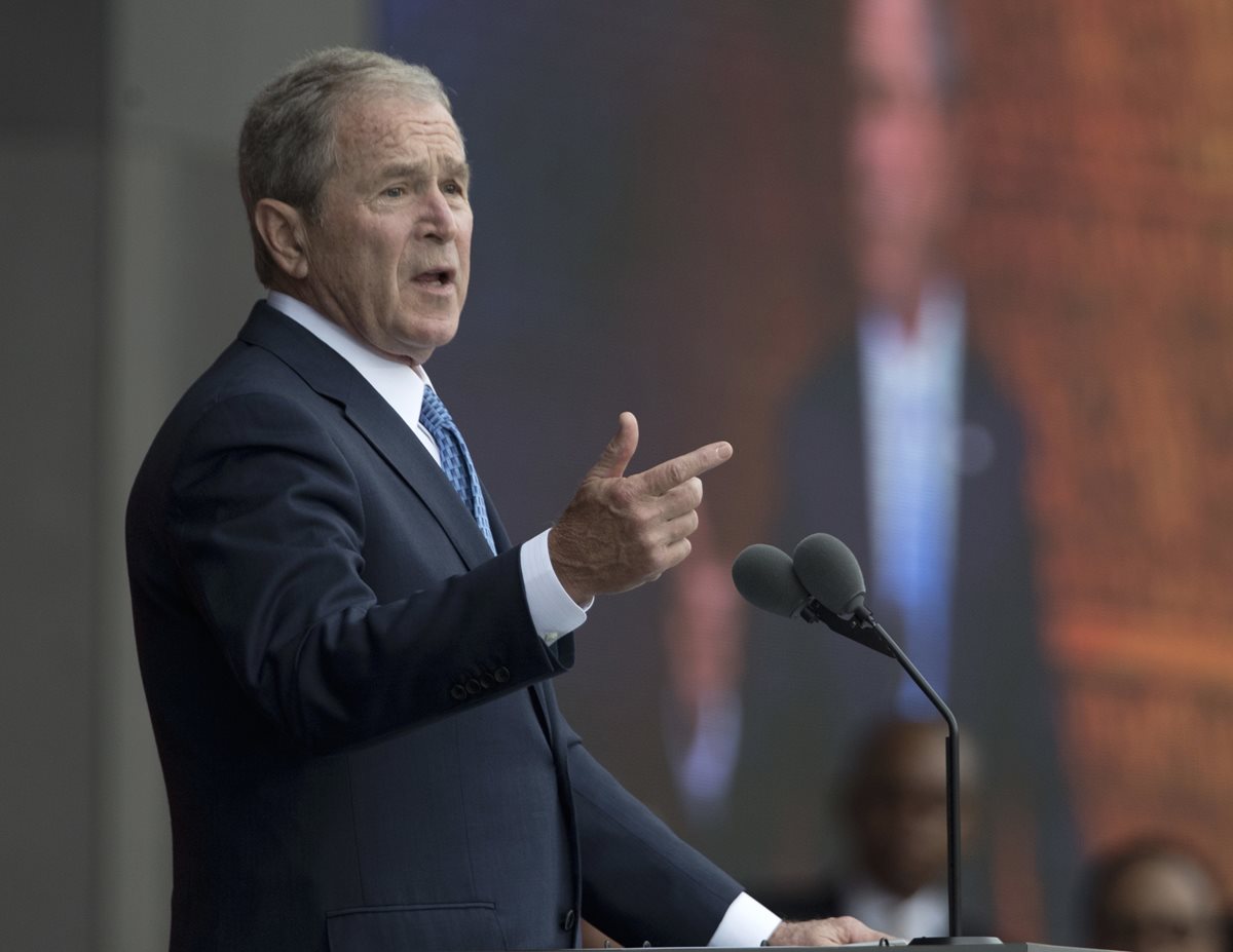 George W. Bush defendió el papel de prensa en mantener a raya a los líderes mundiales. (AP).