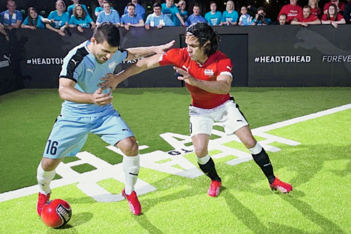 Los dos astros argentinos dieron una demostración previo al Clásico entre el City y el United de la Premier League. (Foto Prensa Libre: Tomada de internet)