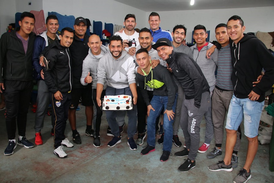 El delantero de Cobán Imperial Edi Danilo Guerra celebró su cumpleaños 31 con sus compañeros en el camerino del estadio Verapaz. (Foto Prensa Libre: Eduardo Sam Chun)