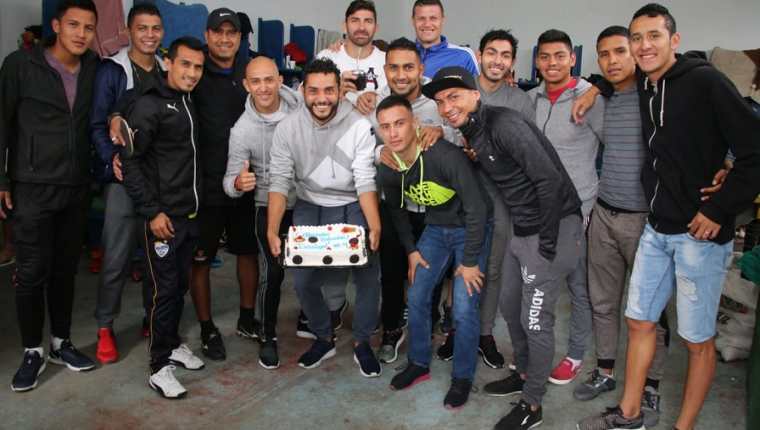 El delantero de Cobán Imperial Edi Danilo Guerra celebró su cumpleaños 31 con sus compañeros en el camerino del estadio Verapaz. (Foto Prensa Libre: Eduardo Sam Chun)